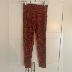 Beyond Yoga tiger jasper space dye leggings size small